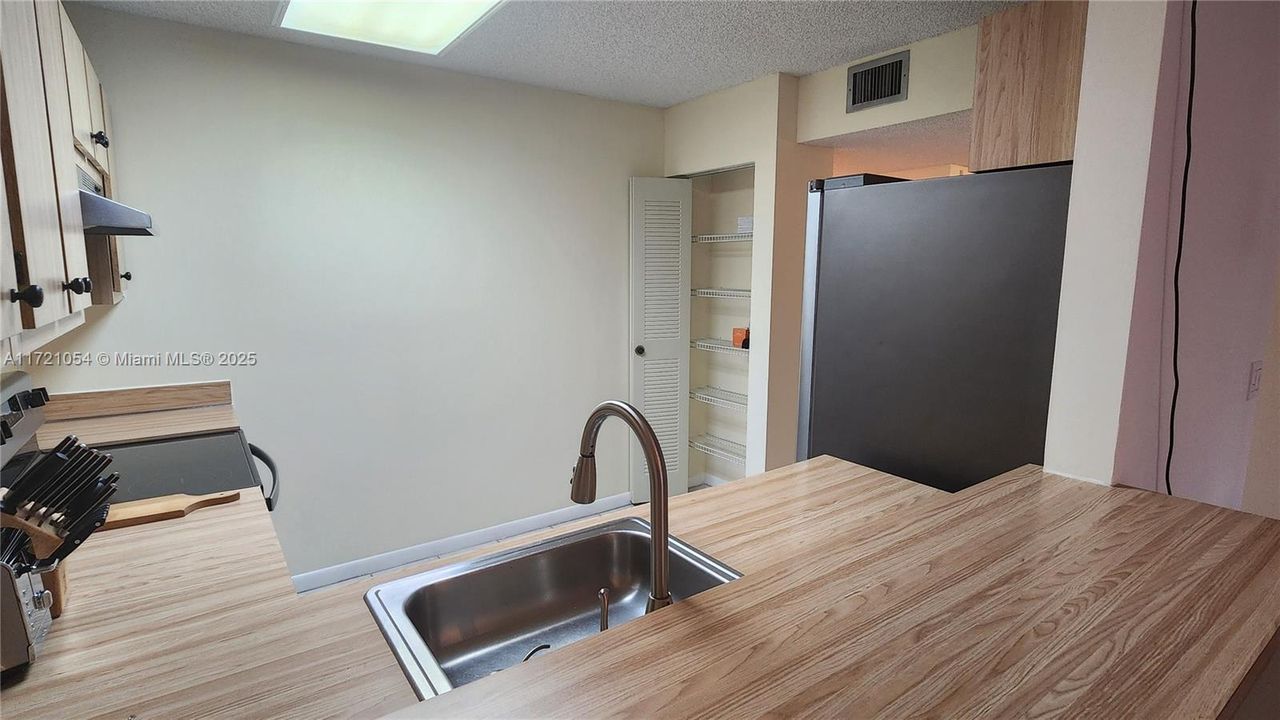 For Rent: $2,050 (2 beds, 2 baths, 919 Square Feet)