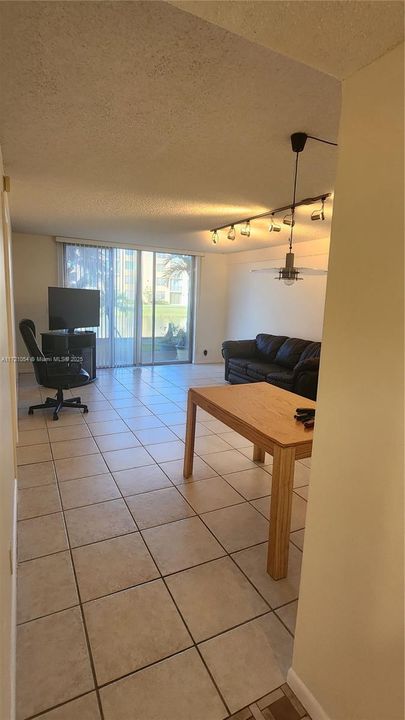 For Rent: $2,050 (2 beds, 2 baths, 919 Square Feet)