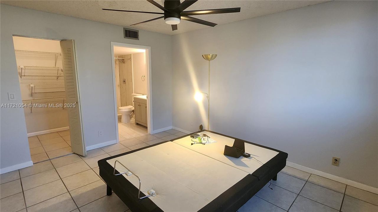 For Rent: $2,050 (2 beds, 2 baths, 919 Square Feet)