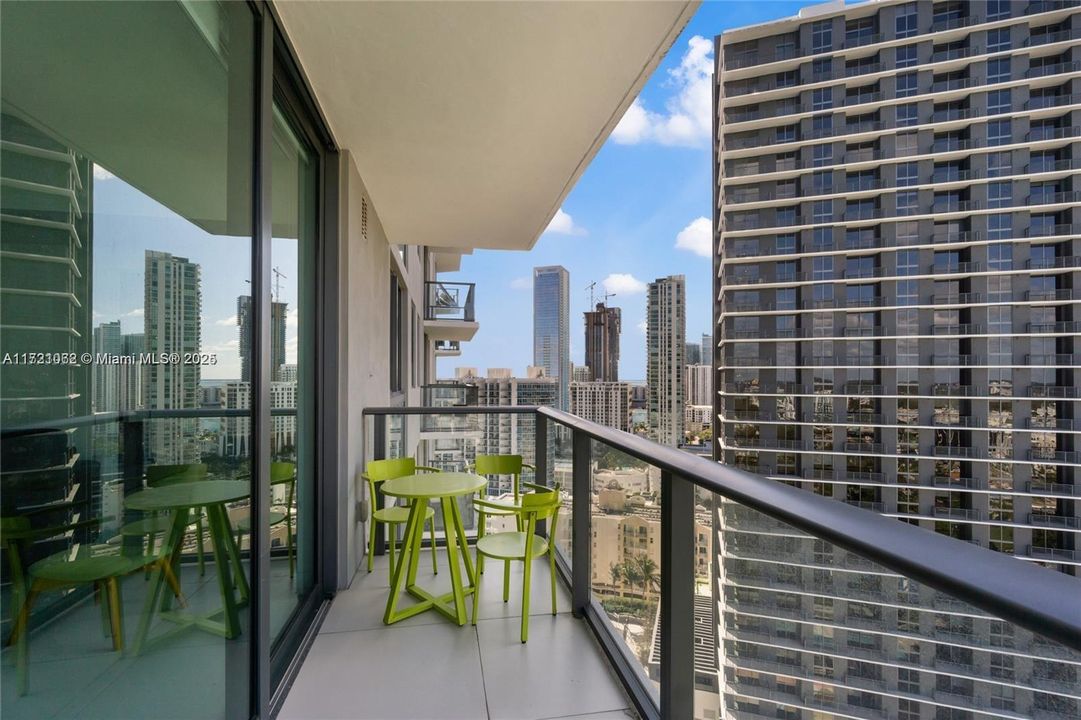 For Sale: $629,000 (2 beds, 2 baths, 944 Square Feet)