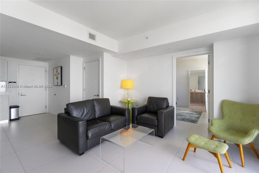 For Sale: $629,000 (2 beds, 2 baths, 944 Square Feet)