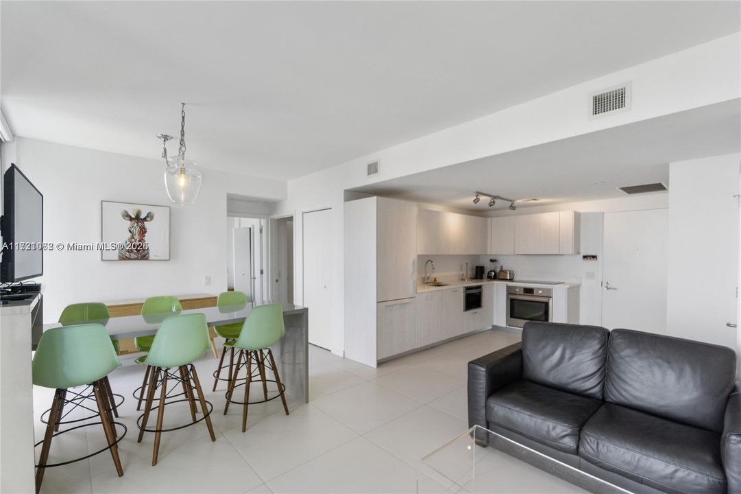 For Sale: $629,000 (2 beds, 2 baths, 944 Square Feet)