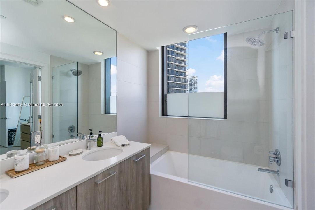 For Sale: $629,000 (2 beds, 2 baths, 944 Square Feet)