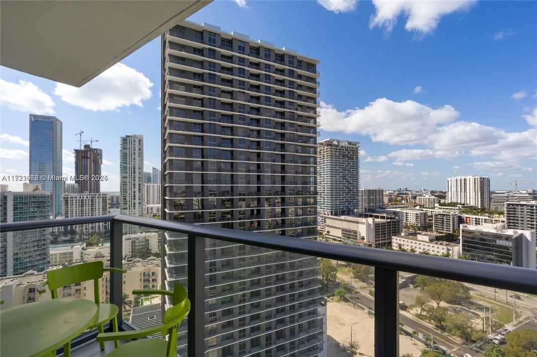 For Sale: $629,000 (2 beds, 2 baths, 944 Square Feet)