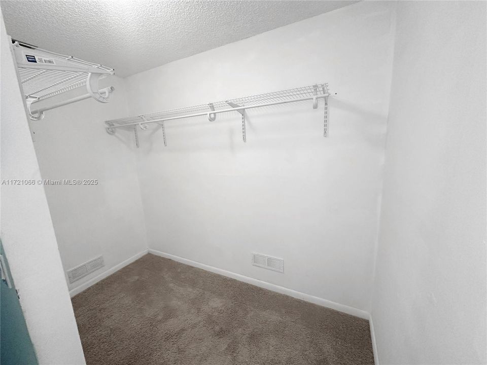 Recently Rented: $2,400 (3 beds, 2 baths, 1093 Square Feet)