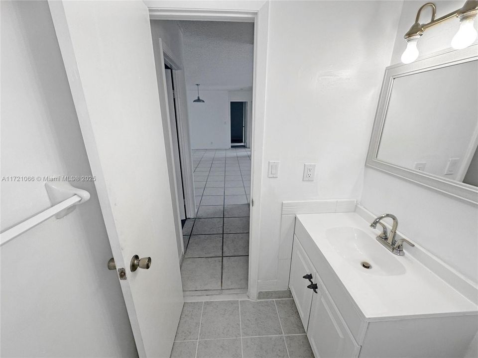 Recently Rented: $2,400 (3 beds, 2 baths, 1093 Square Feet)