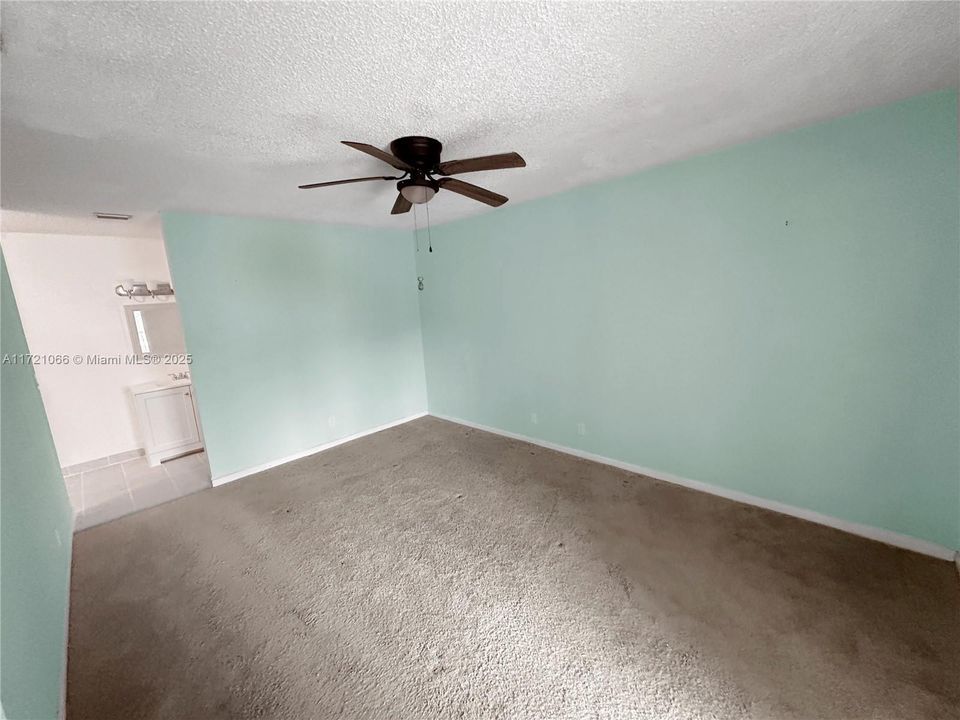 Recently Rented: $2,400 (3 beds, 2 baths, 1093 Square Feet)