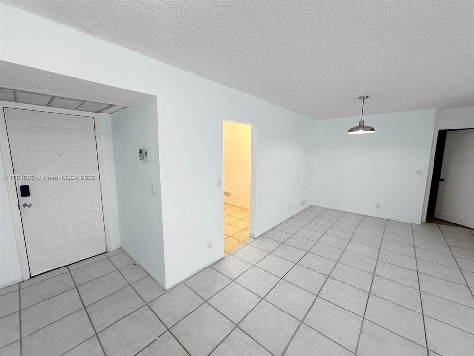 Recently Rented: $2,400 (3 beds, 2 baths, 1093 Square Feet)