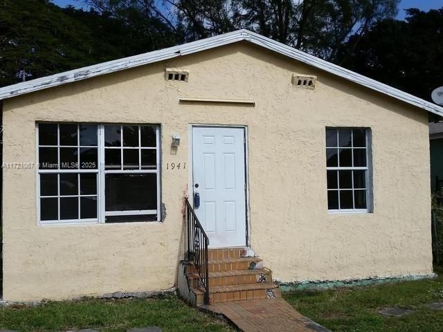 For Rent: $3,300 (2 beds, 1 baths, 942 Square Feet)