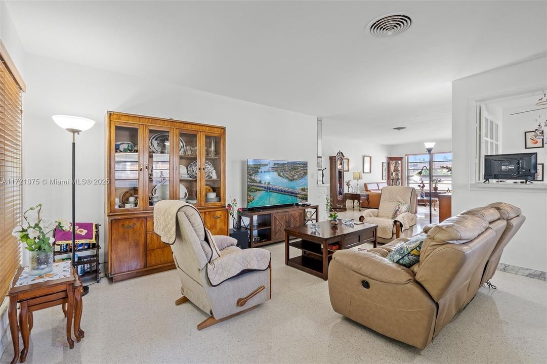 For Sale: $1,399,000 (2 beds, 2 baths, 1600 Square Feet)