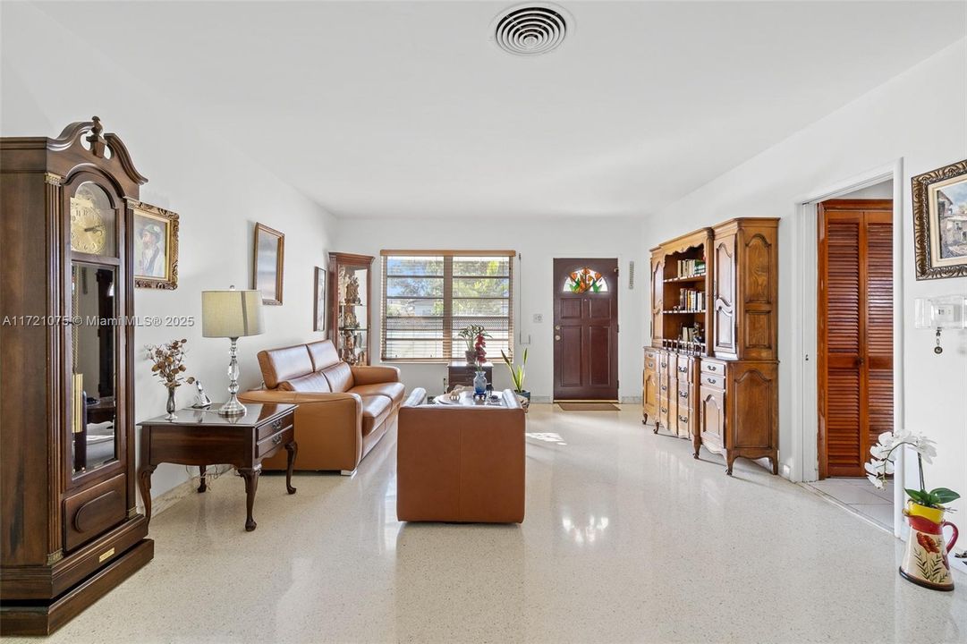 For Sale: $1,399,000 (2 beds, 2 baths, 1600 Square Feet)