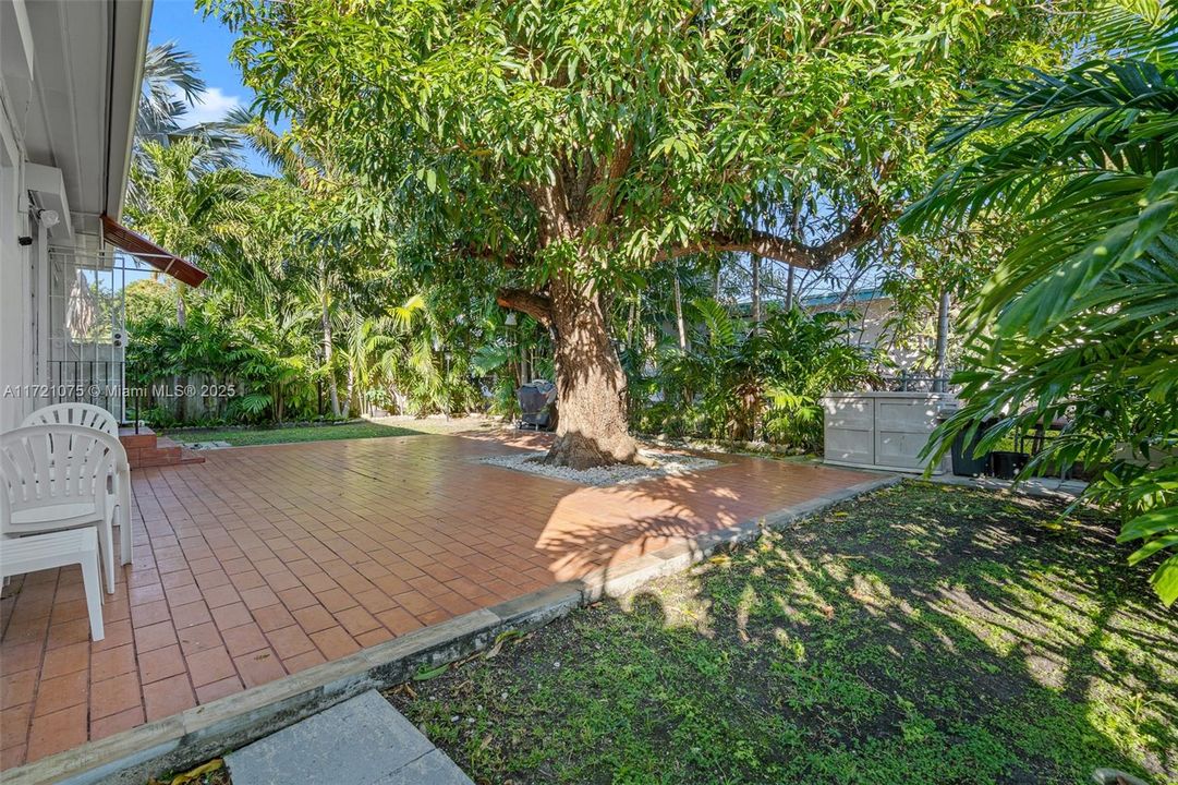 For Sale: $1,399,000 (2 beds, 2 baths, 1600 Square Feet)