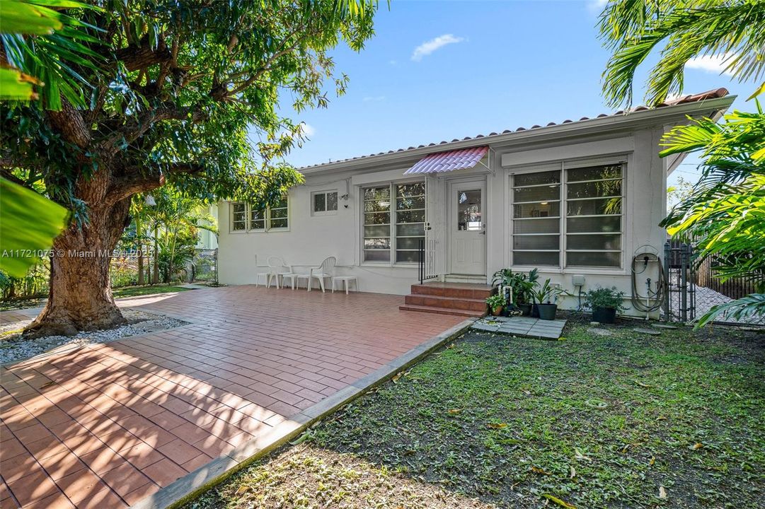 For Sale: $1,399,000 (2 beds, 2 baths, 1600 Square Feet)