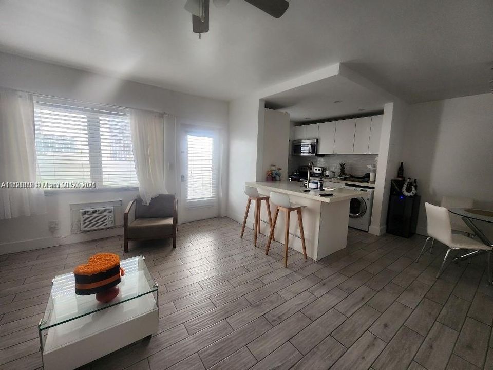 For Sale: $284,900 (1 beds, 1 baths, 665 Square Feet)