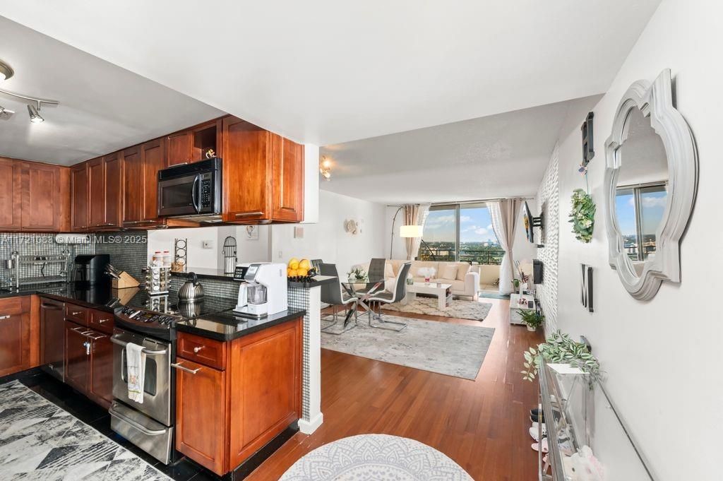 For Sale: $345,000 (2 beds, 2 baths, 1400 Square Feet)