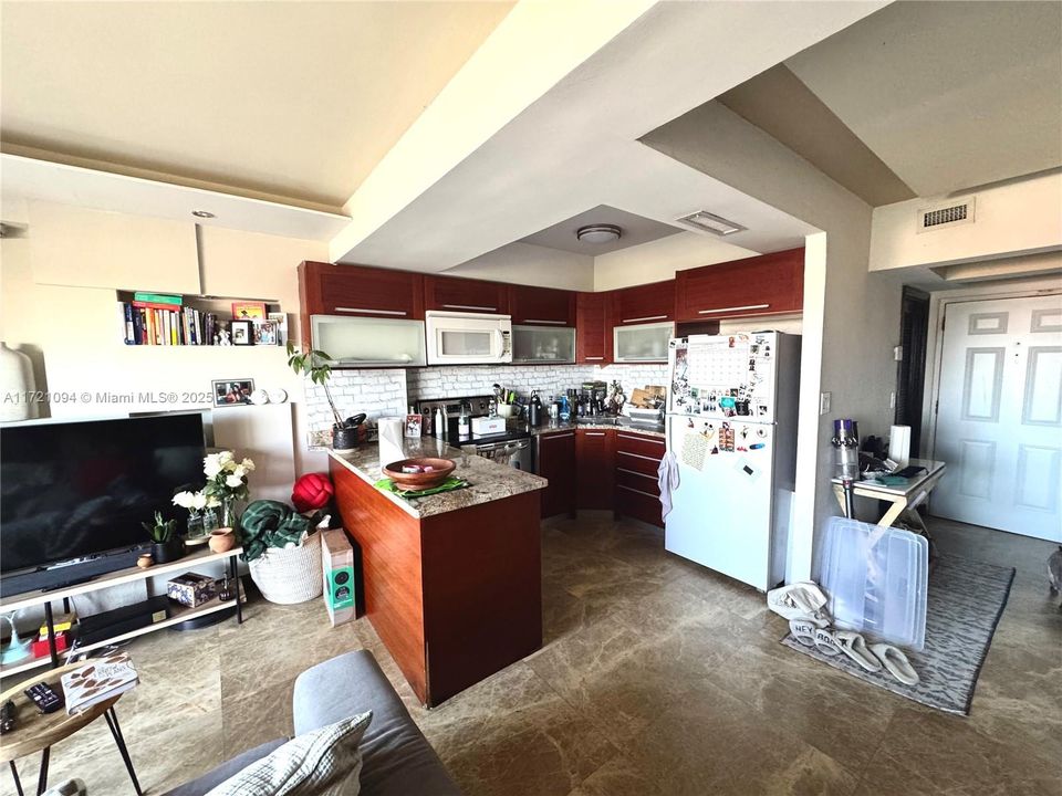 For Rent: $2,500 (2 beds, 1 baths, 958 Square Feet)