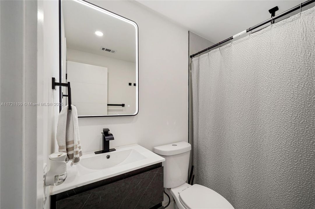 Activo con contrato: $865,000 (3 camas, 2 baños, 1450 Pies cuadrados)