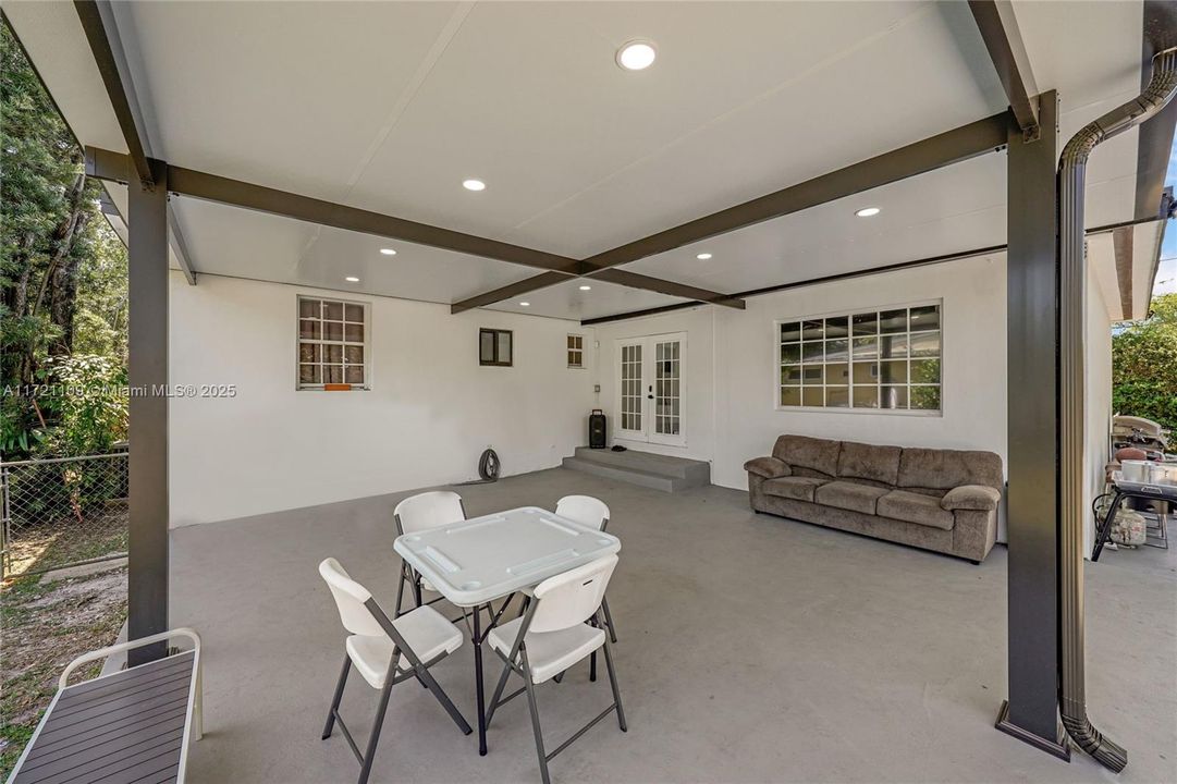 Activo con contrato: $865,000 (3 camas, 2 baños, 1450 Pies cuadrados)