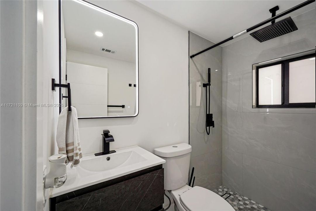 Activo con contrato: $865,000 (3 camas, 2 baños, 1450 Pies cuadrados)