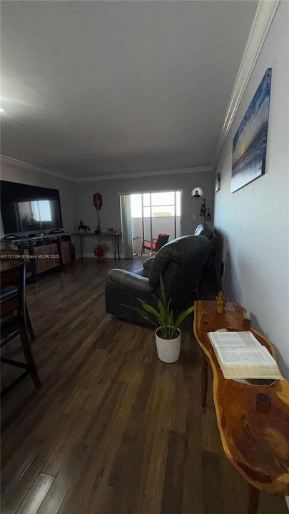 For Sale: $255,000 (2 beds, 1 baths, 802 Square Feet)