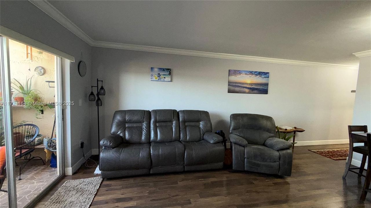 For Sale: $255,000 (2 beds, 1 baths, 802 Square Feet)