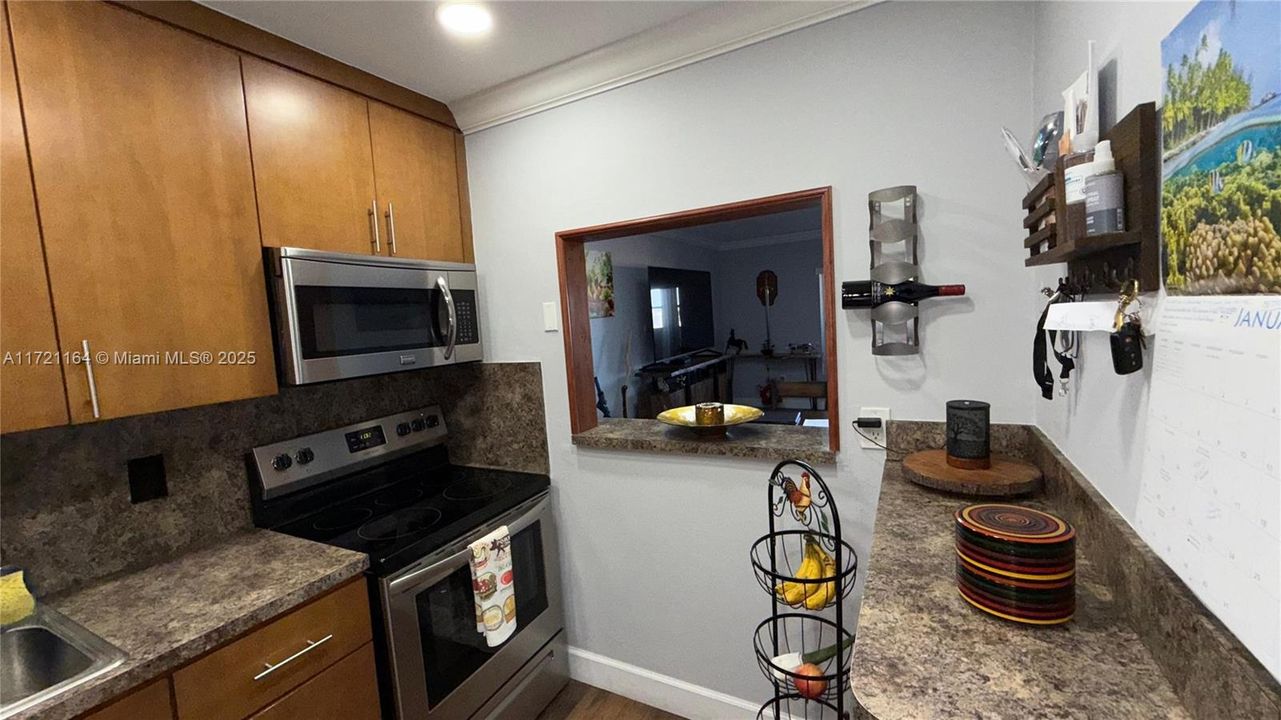 For Sale: $255,000 (2 beds, 1 baths, 802 Square Feet)