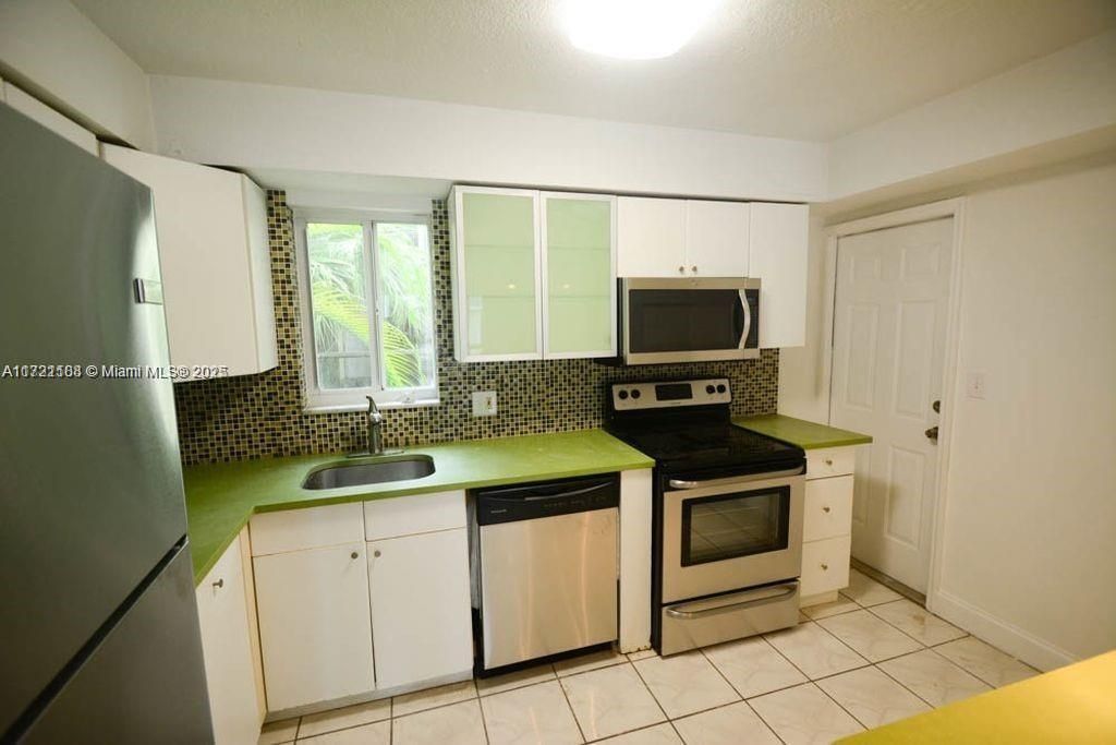 For Rent: $2,900 (1 beds, 1 baths, 995 Square Feet)