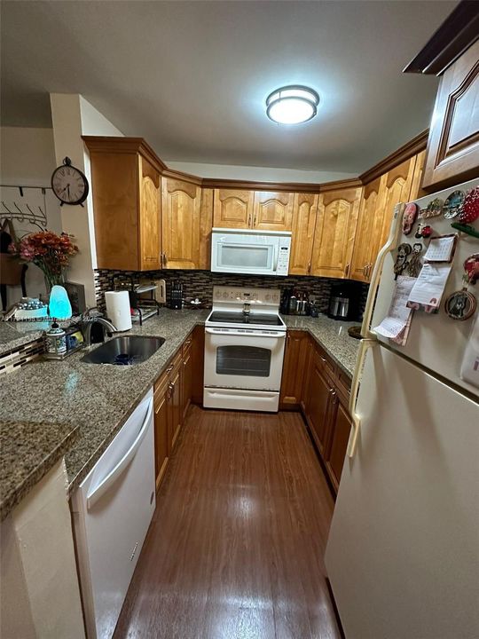 For Rent: $2,350 (2 beds, 2 baths, 870 Square Feet)