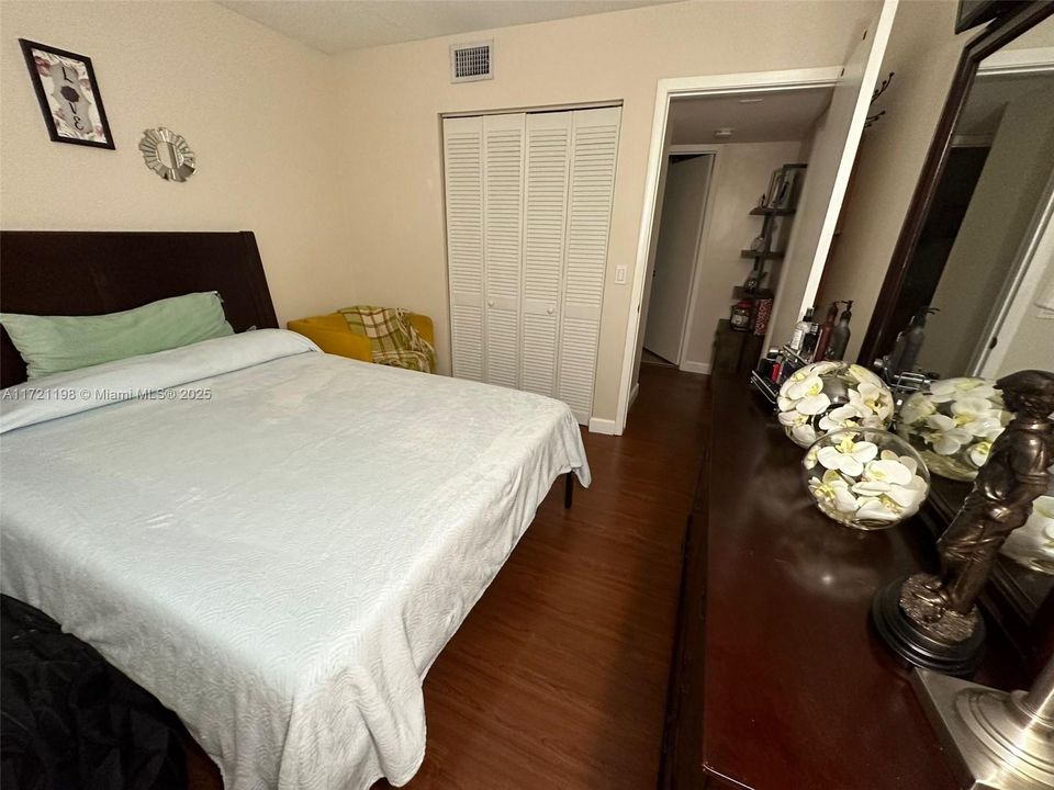 For Rent: $2,350 (2 beds, 2 baths, 870 Square Feet)