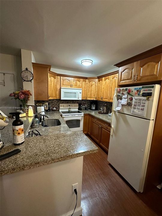 For Rent: $2,350 (2 beds, 2 baths, 870 Square Feet)