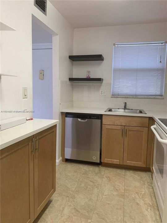 For Sale: $148,900 (2 beds, 2 baths, 850 Square Feet)