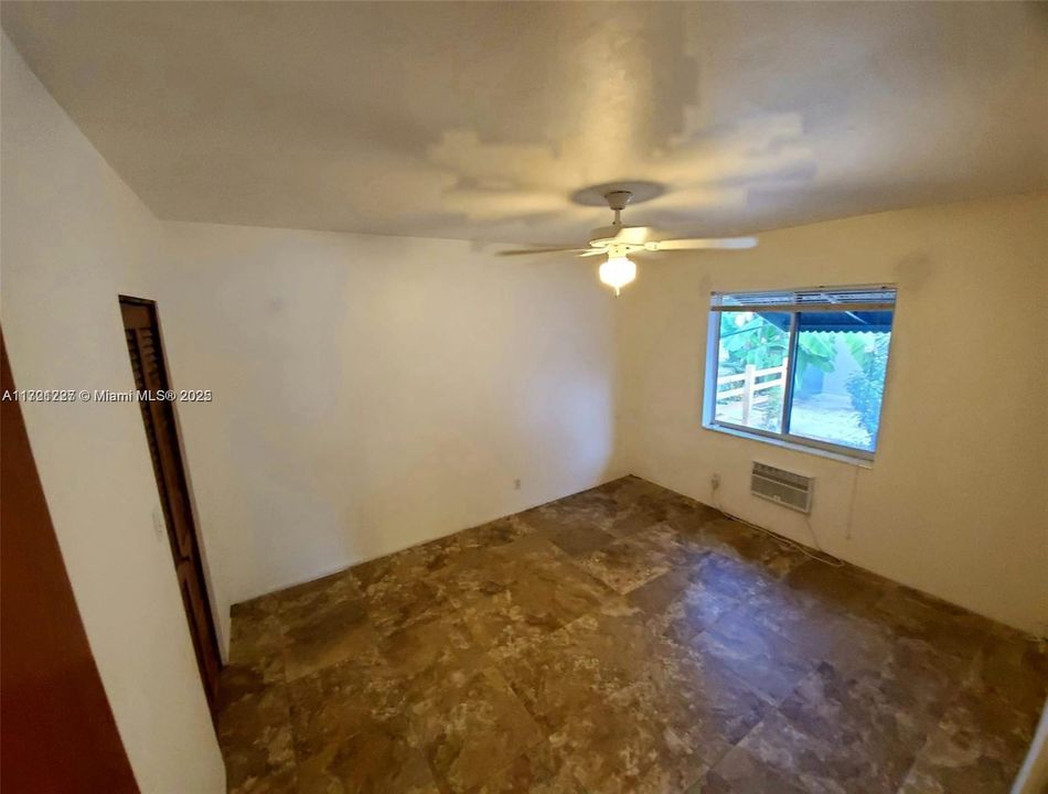 For Rent: $1,900 (2 beds, 1 baths, 700 Square Feet)