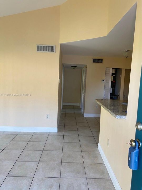 For Rent: $2,100 (2 beds, 1 baths, 848 Square Feet)