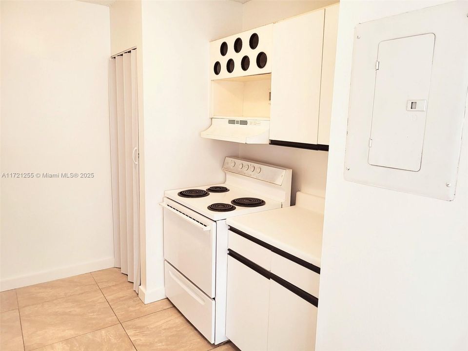 For Rent: $2,250 (2 beds, 2 baths, 985 Square Feet)