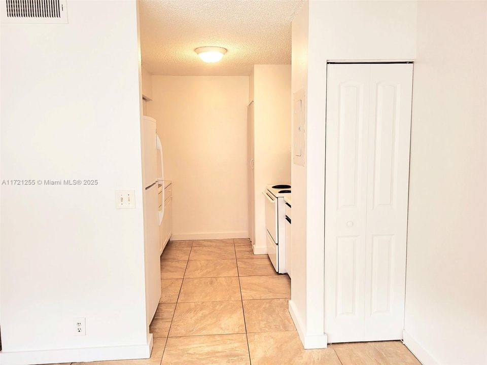 For Rent: $2,250 (2 beds, 2 baths, 985 Square Feet)