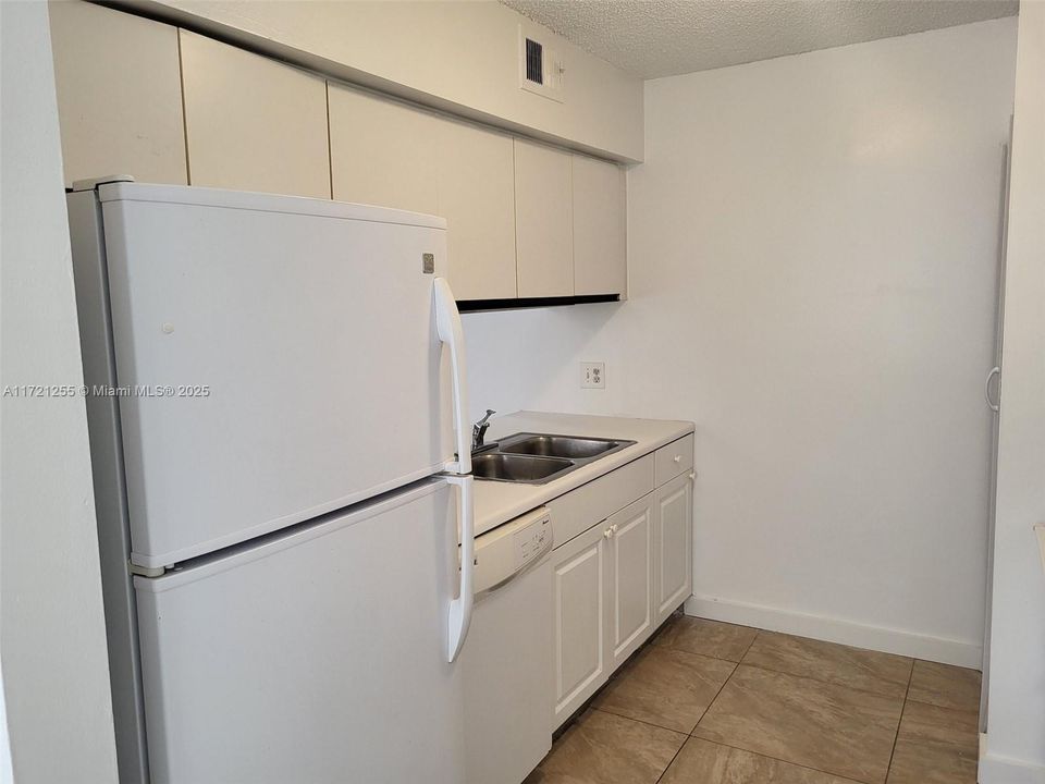 For Rent: $2,250 (2 beds, 2 baths, 985 Square Feet)