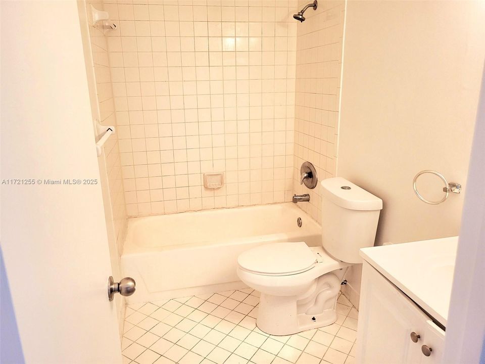 For Rent: $2,250 (2 beds, 2 baths, 985 Square Feet)