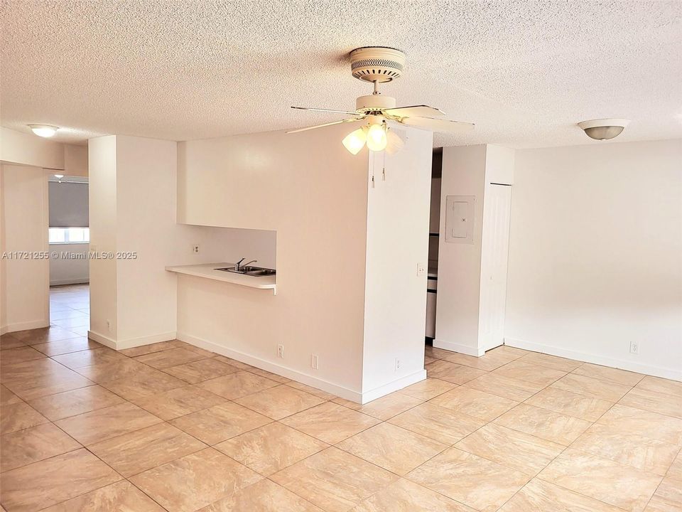 For Rent: $2,250 (2 beds, 2 baths, 985 Square Feet)