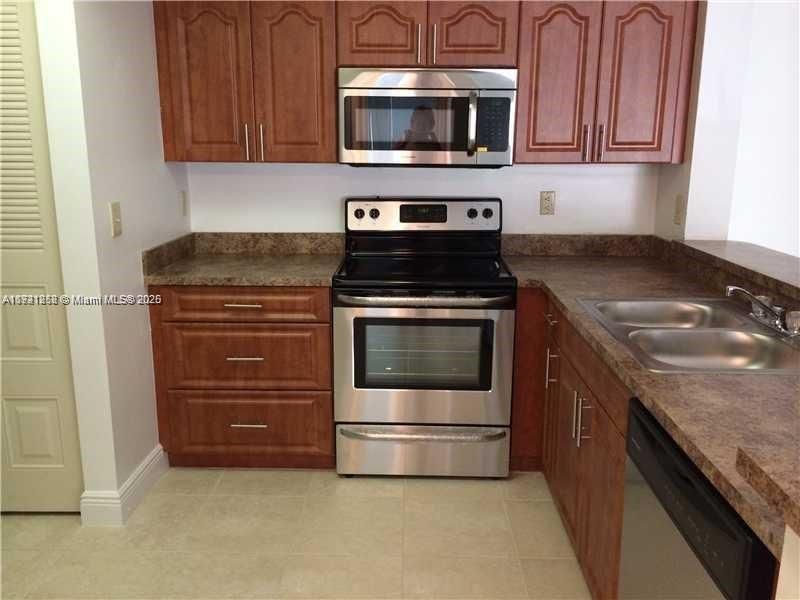 For Rent: $2,100 (2 beds, 2 baths, 986 Square Feet)