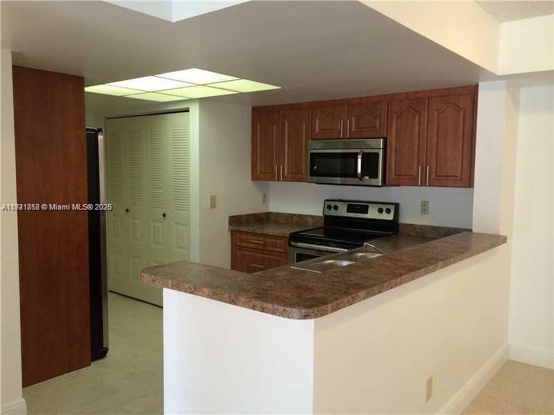 For Rent: $2,100 (2 beds, 2 baths, 986 Square Feet)