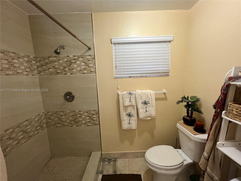 For Rent: $1,100 (3 beds, 2 baths, 1848 Square Feet)