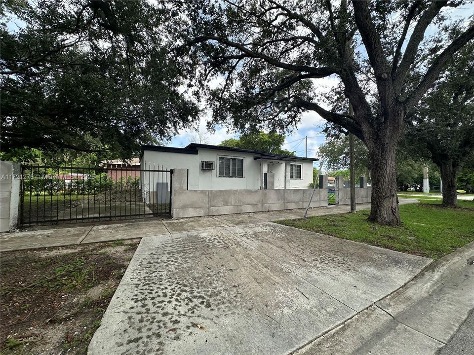 For Sale: $680,000 (3 beds, 2 baths, 1106 Square Feet)