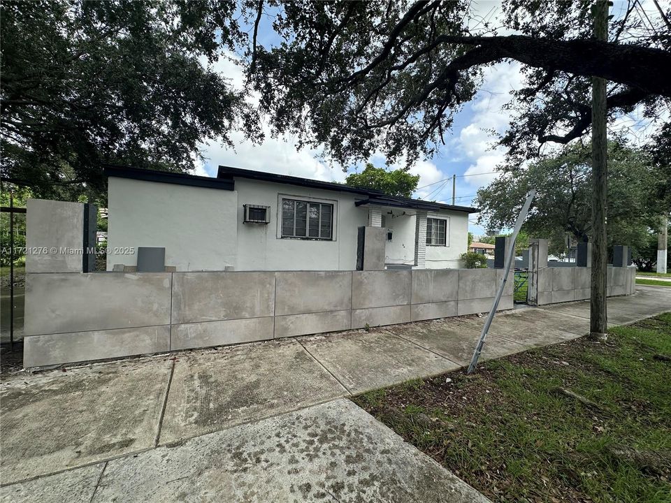 For Sale: $680,000 (3 beds, 2 baths, 1106 Square Feet)