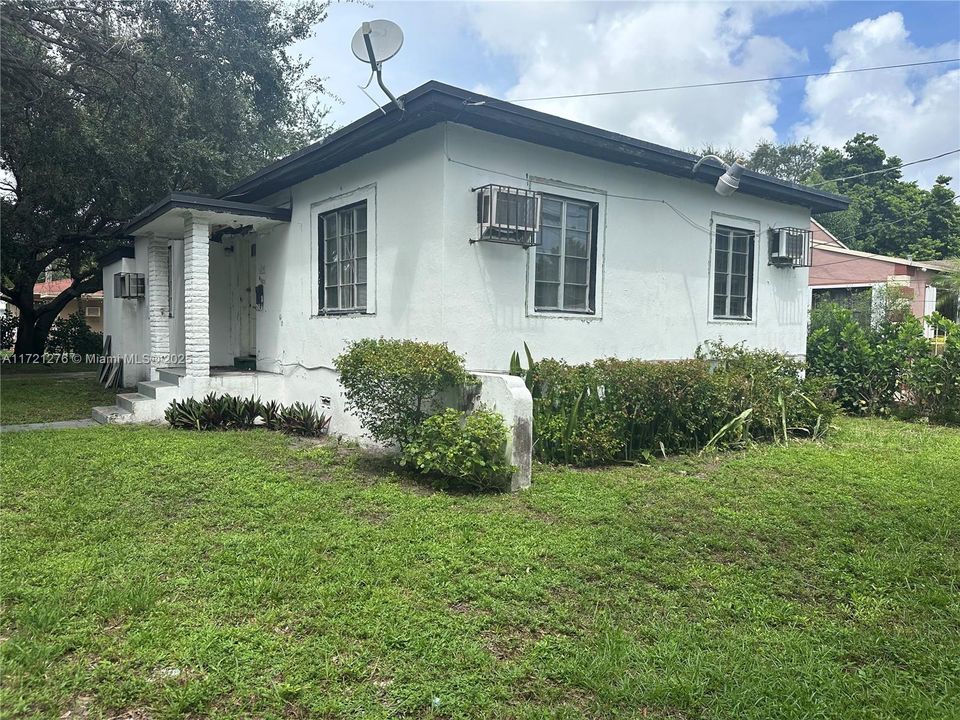 For Sale: $680,000 (3 beds, 2 baths, 1106 Square Feet)