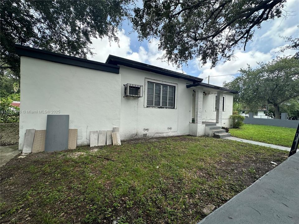 For Sale: $680,000 (3 beds, 2 baths, 1106 Square Feet)