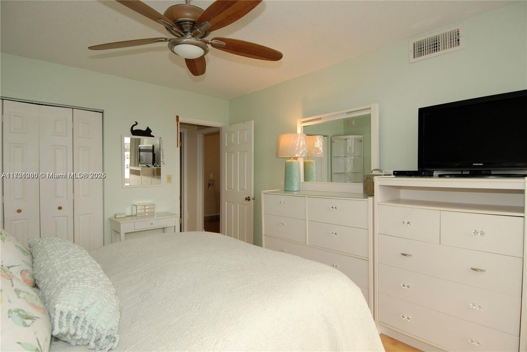 最近售出: $249,000 (1 贝兹, 1 浴室, 900 平方英尺)