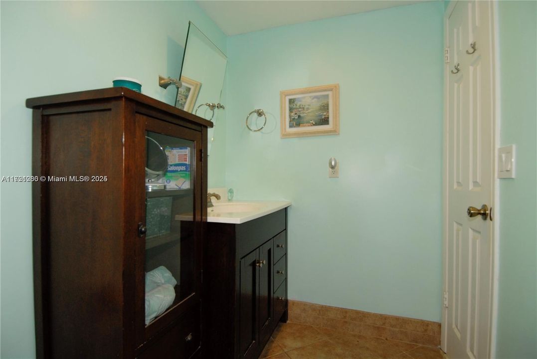 最近售出: $249,000 (1 贝兹, 1 浴室, 900 平方英尺)