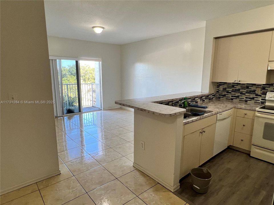 For Rent: $2,000 (2 beds, 2 baths, 809 Square Feet)