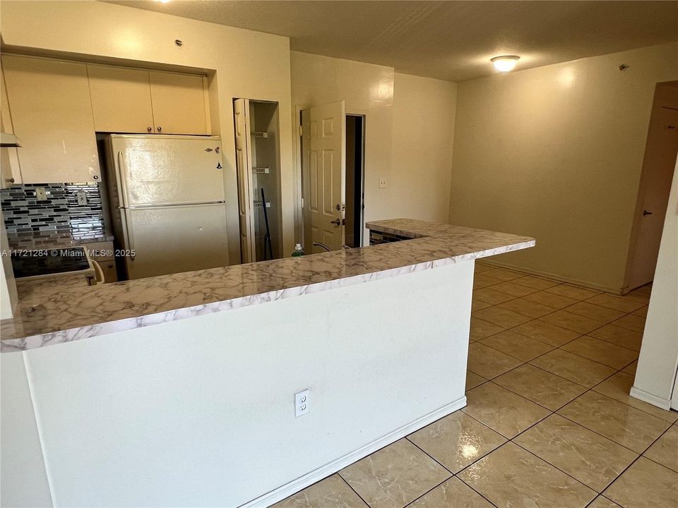 For Rent: $2,000 (2 beds, 2 baths, 809 Square Feet)