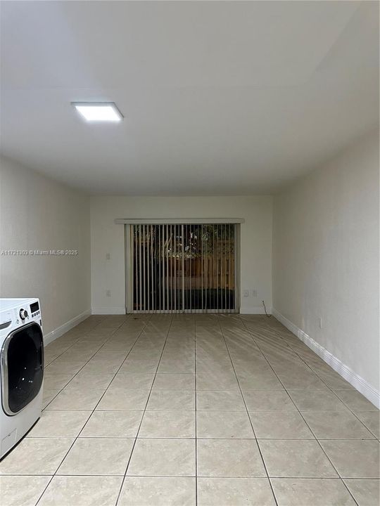 For Rent: $2,200 (1 beds, 1 baths, 810 Square Feet)